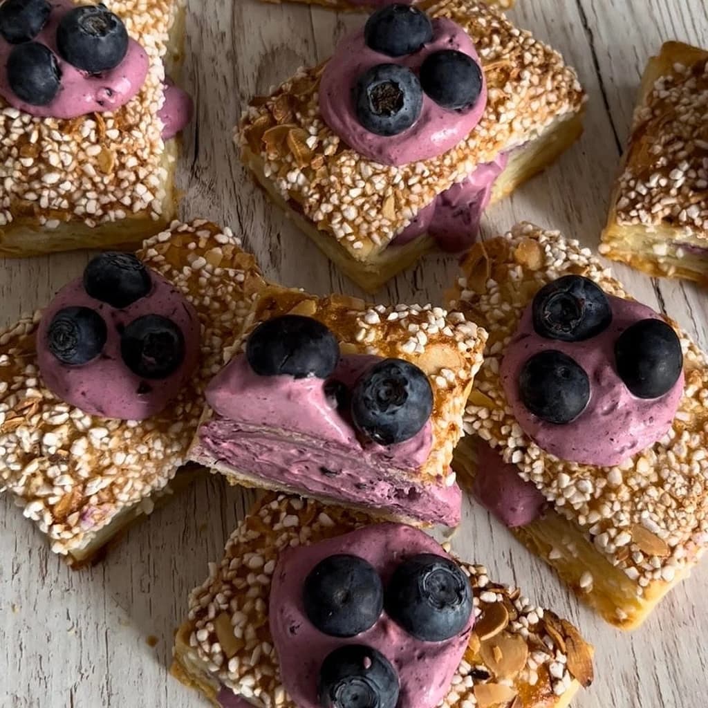 Smördegsbakelser med cream cheese blåbär