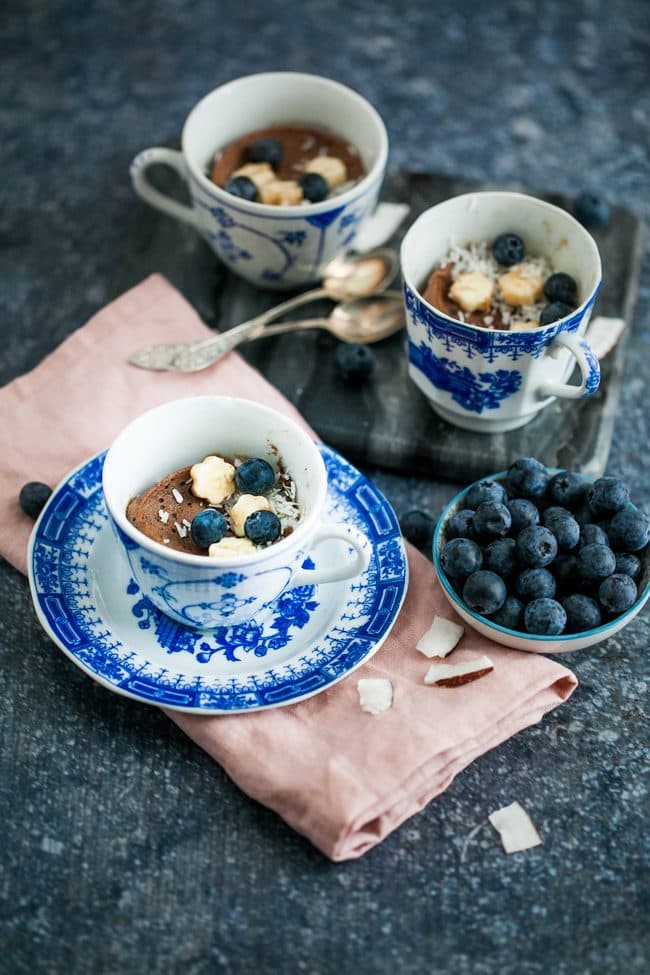 Mug cake med blåbär, banan och choklad