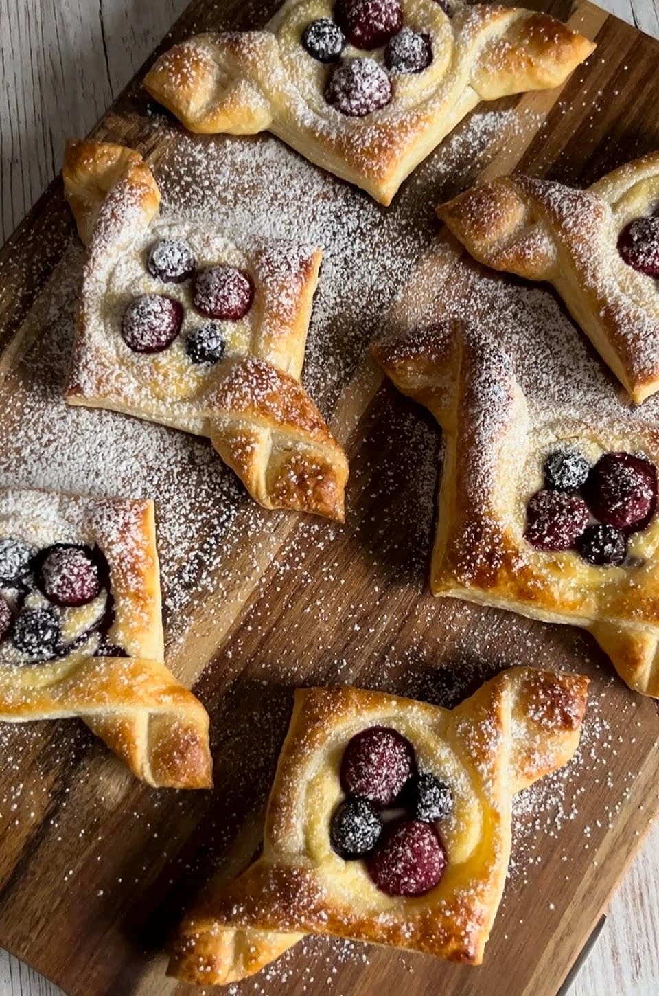 Smördegsbakeleser med vaniljkräm och bär