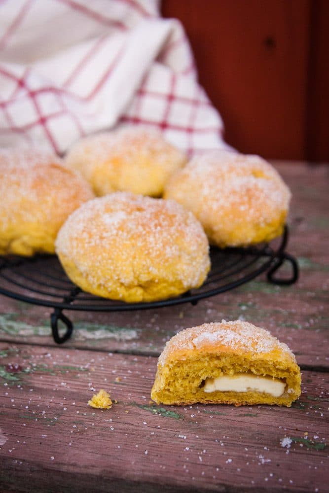 Släta saffransbullar fyllda med vit choklad