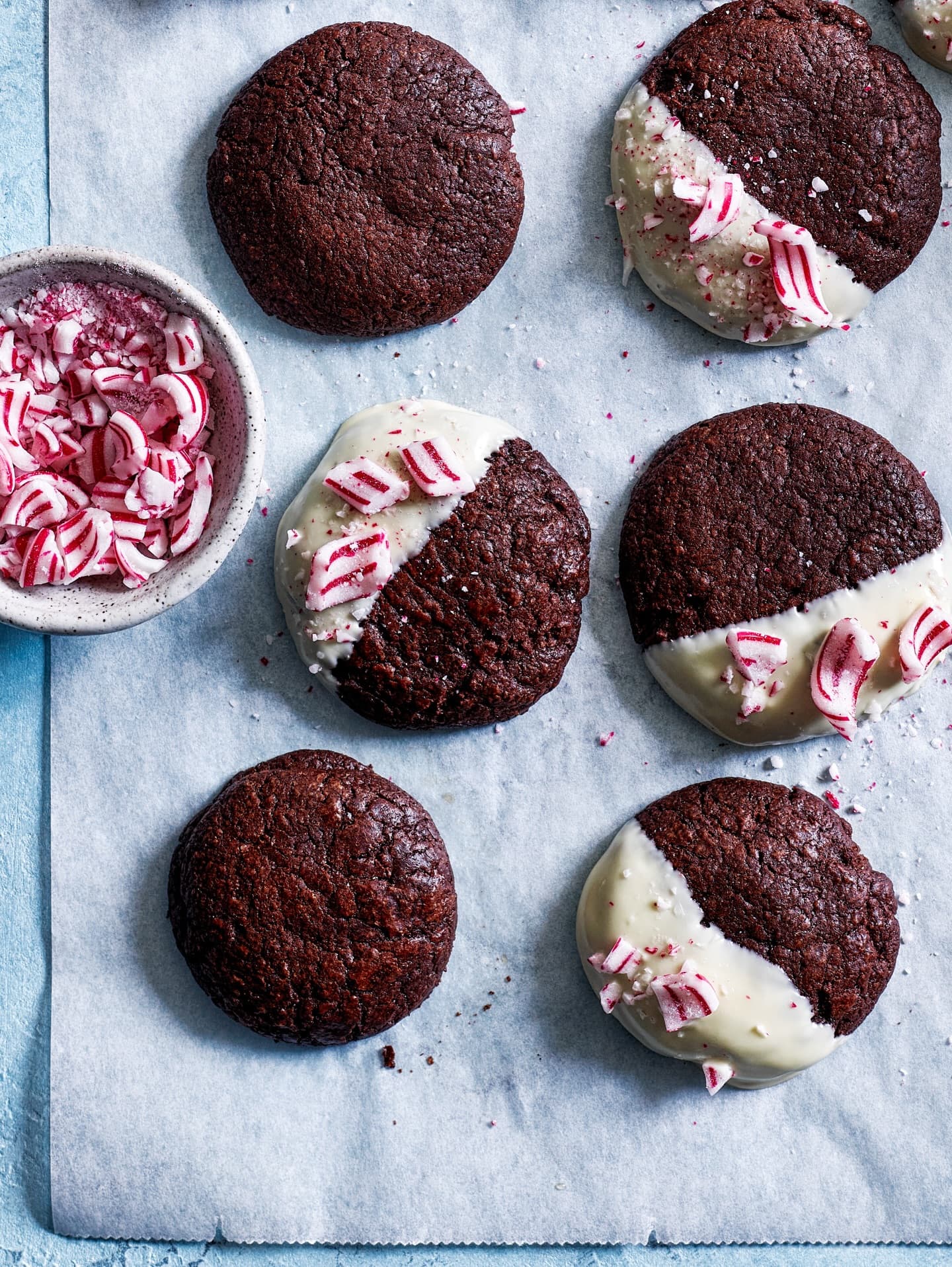 Chokladcookies med vit choklad och polkagris