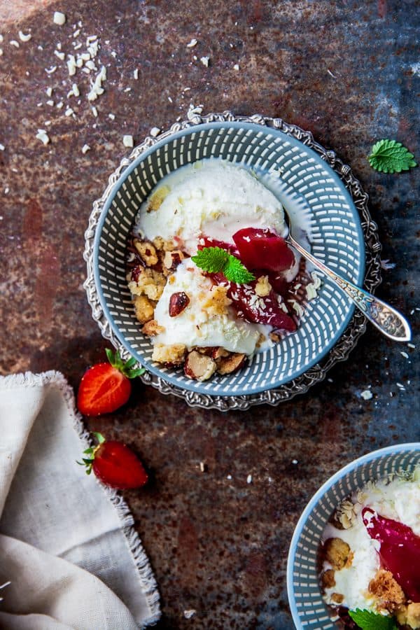 Pocherad rabarber med nötcrumble och vit choklad