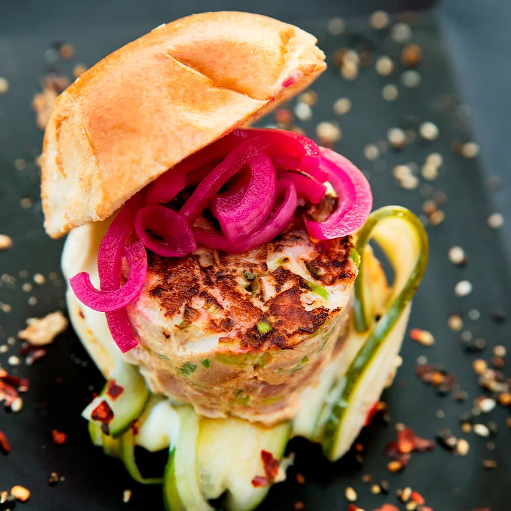 Tonfiskburgare med wasabimajonnäs och pickles
