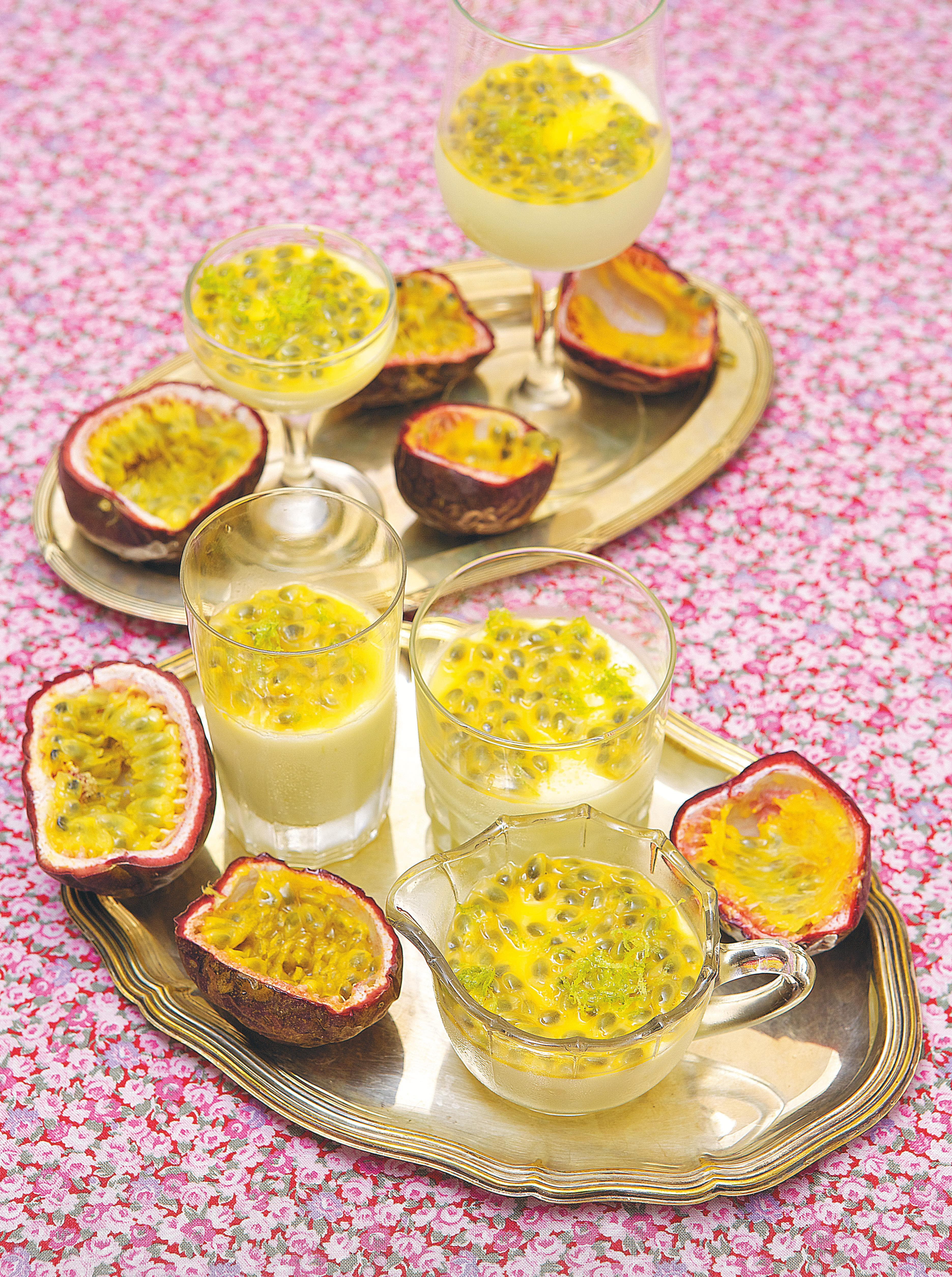 Kokospannacotta med citrongräs, lime och passionsfrukt
