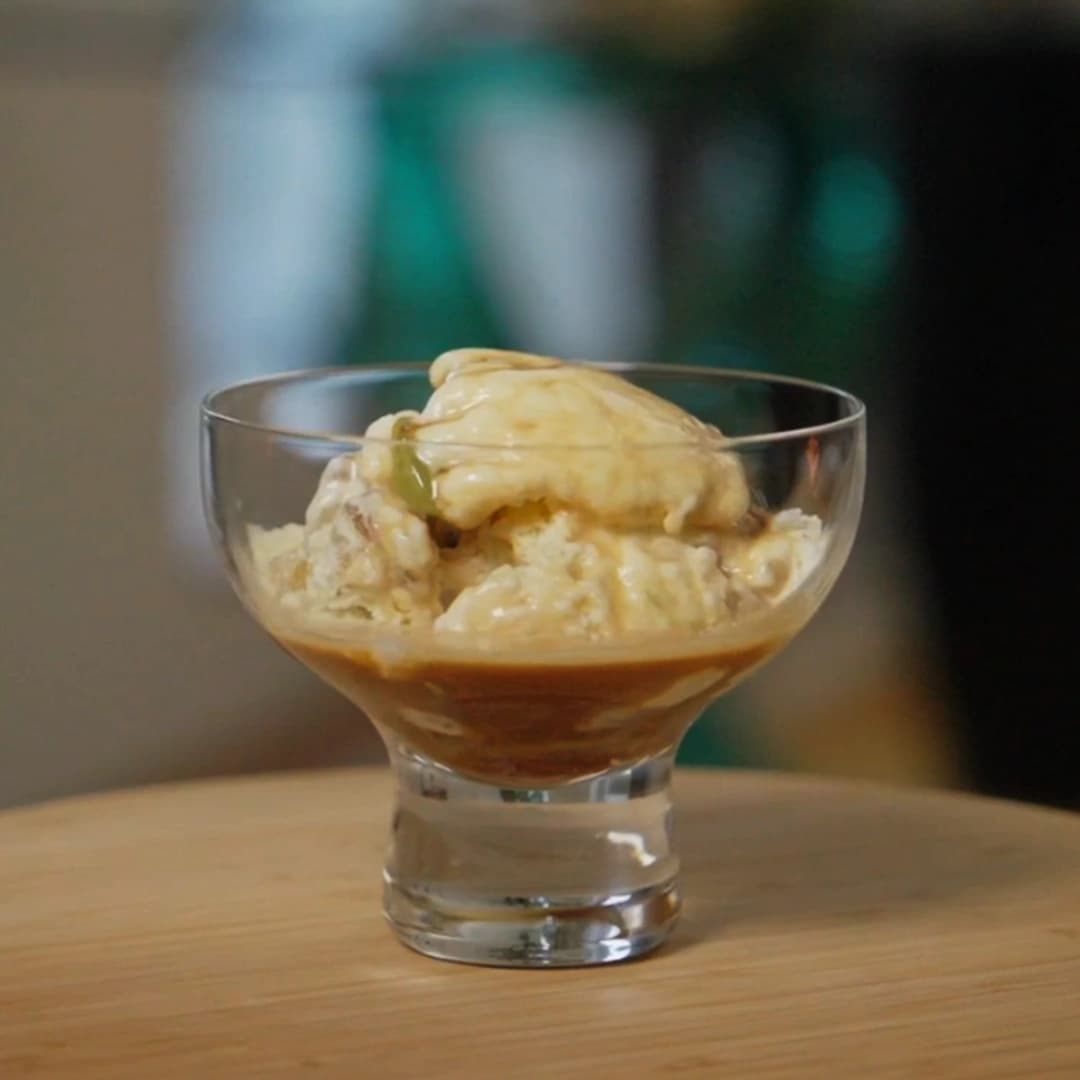 Semifreddo med pistagekräm och valnötter
