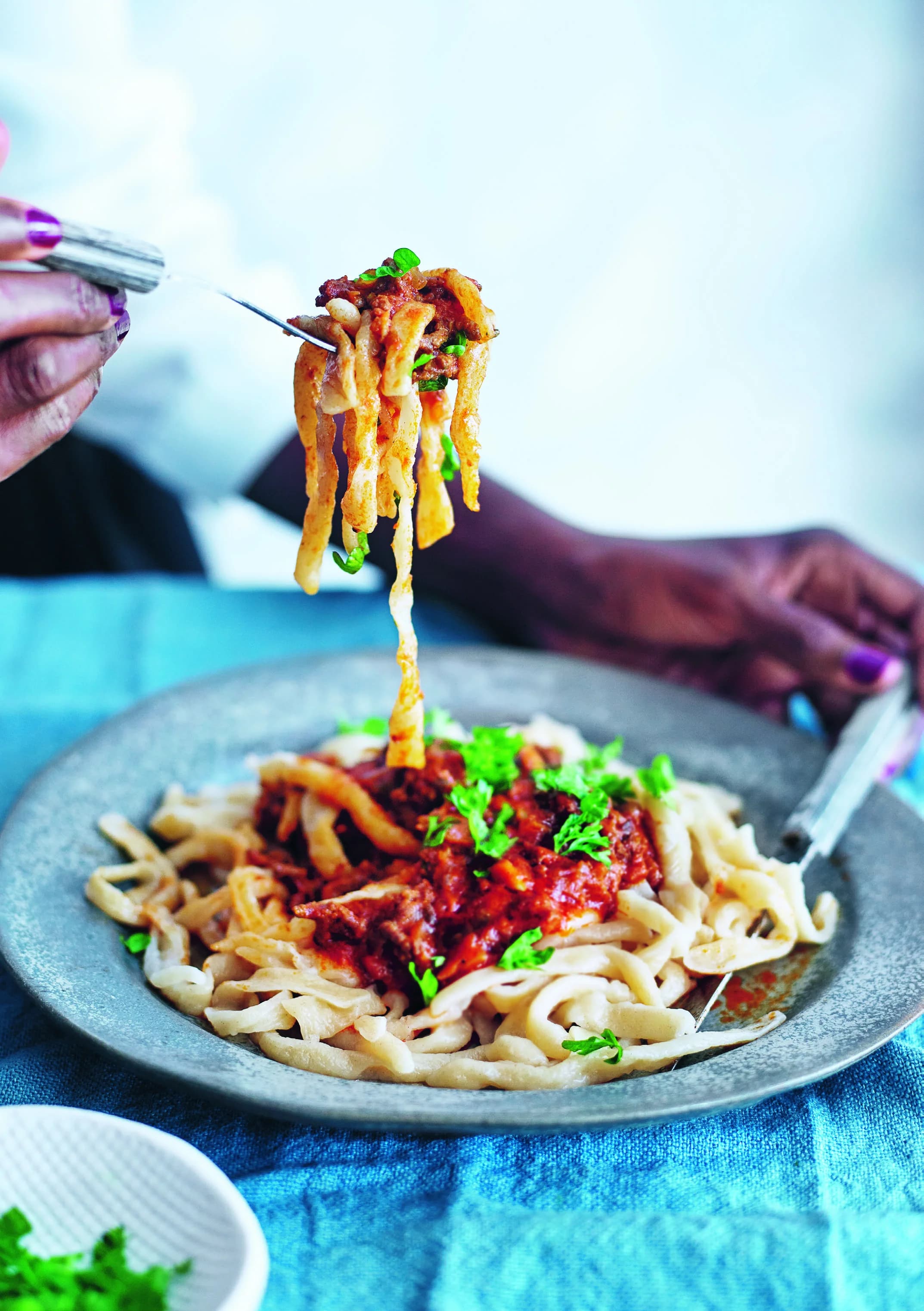 Hemgjord pasta med kryddig köttfärssås