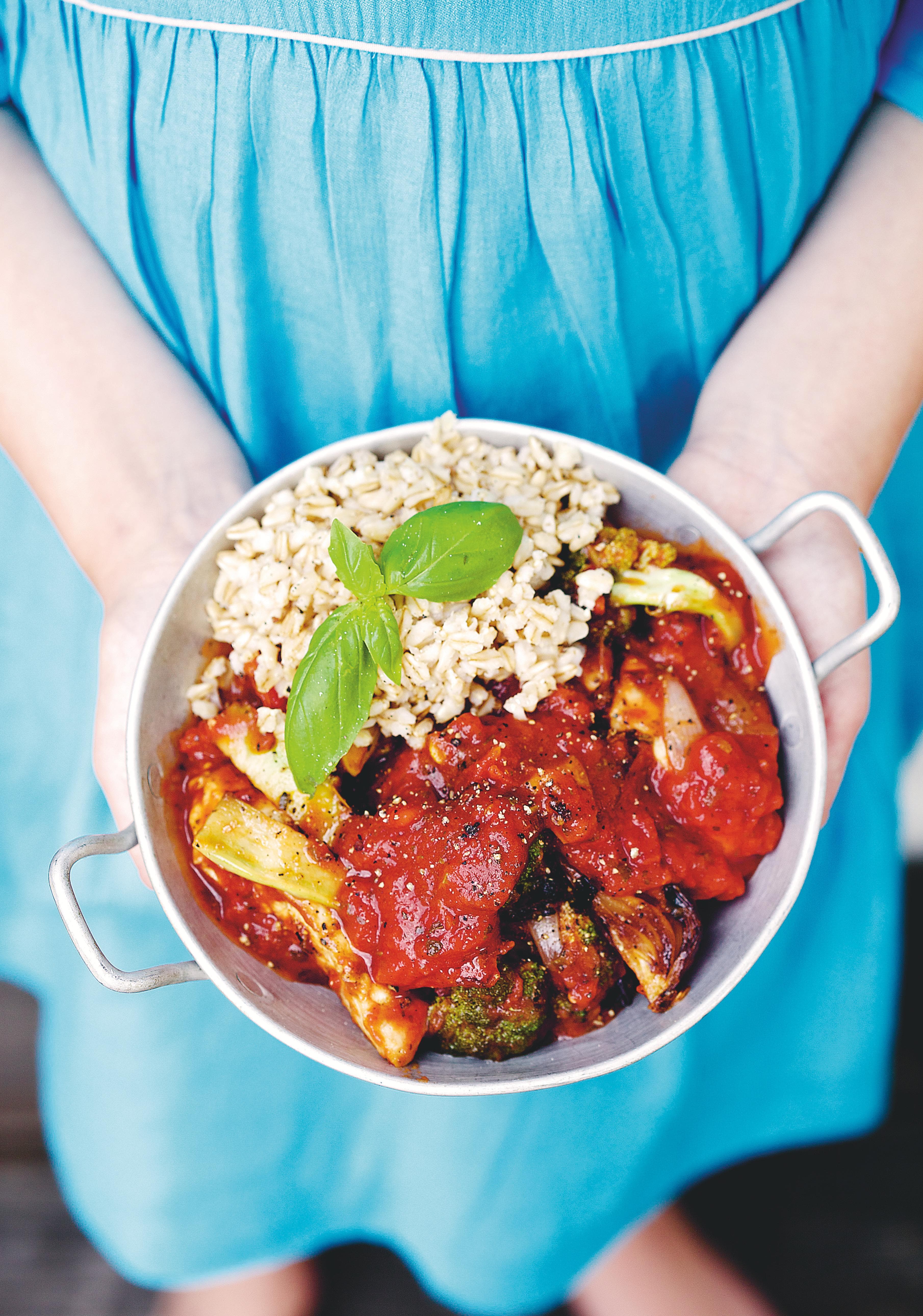 Chili- och basilikakyckling med wokgrönsaker i tomatsås