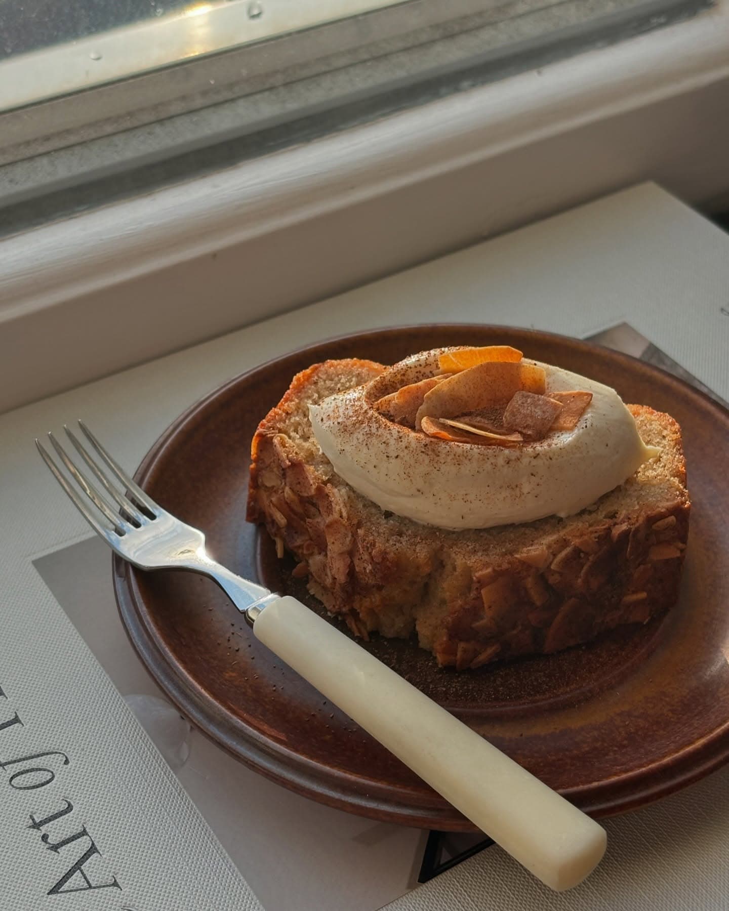 Chai kokoskaka med vanilj chantilly