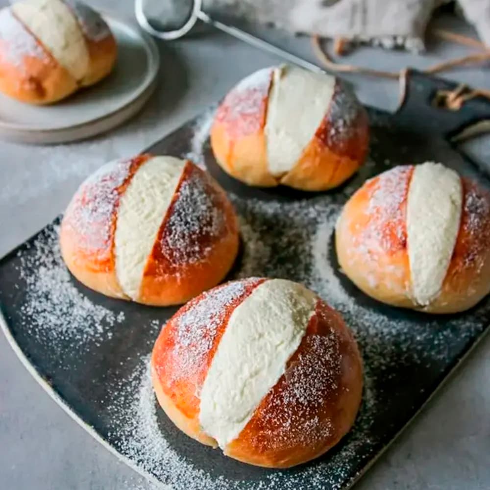 Maritozzi italienska gräddfyllda bullar