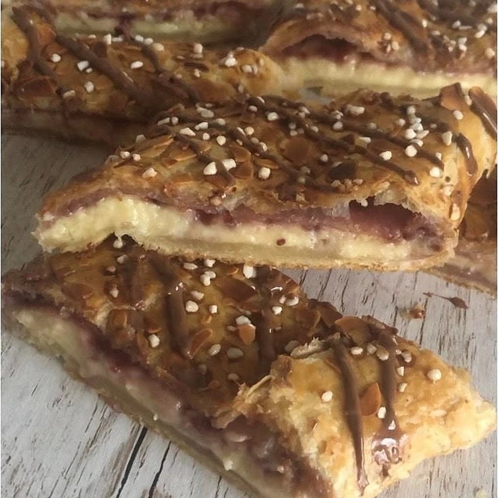 Smördegslängd med hallonsylt och vaniljkräm
