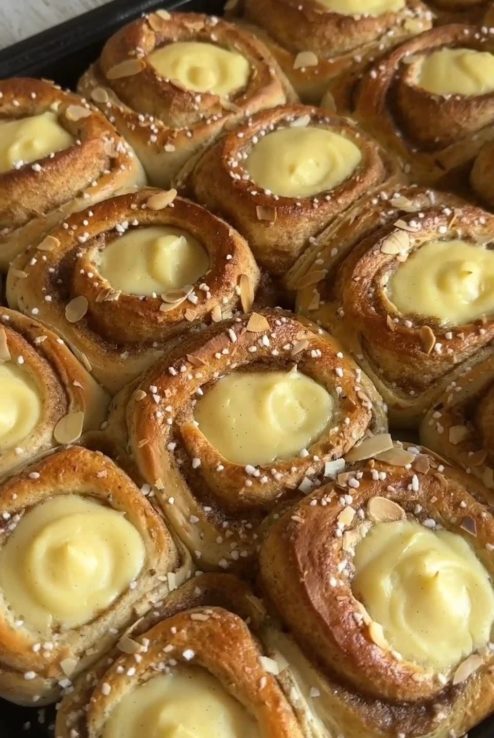 Sammanbakade kanelsnäckor med vaniljkräm