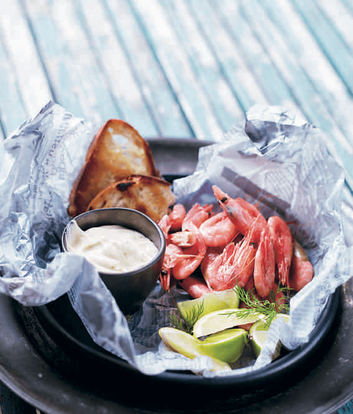 Räkor med lakritsaioli och rostat surdegsbröd