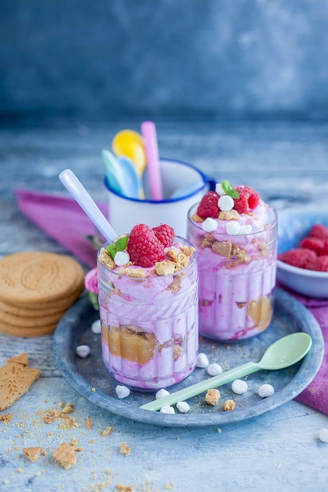 Halloncheesecake i glas med drakfruktspulver