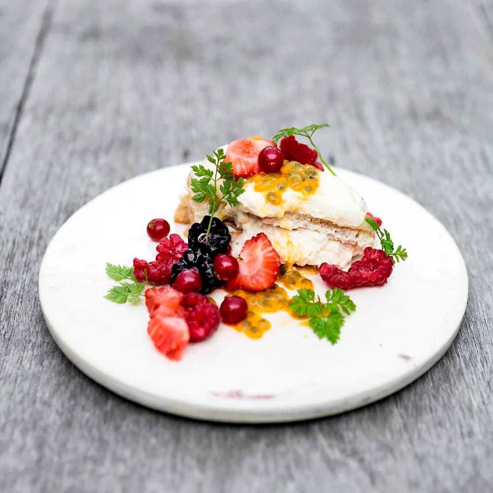 Tiramisu med färska bär och passionsfrukt