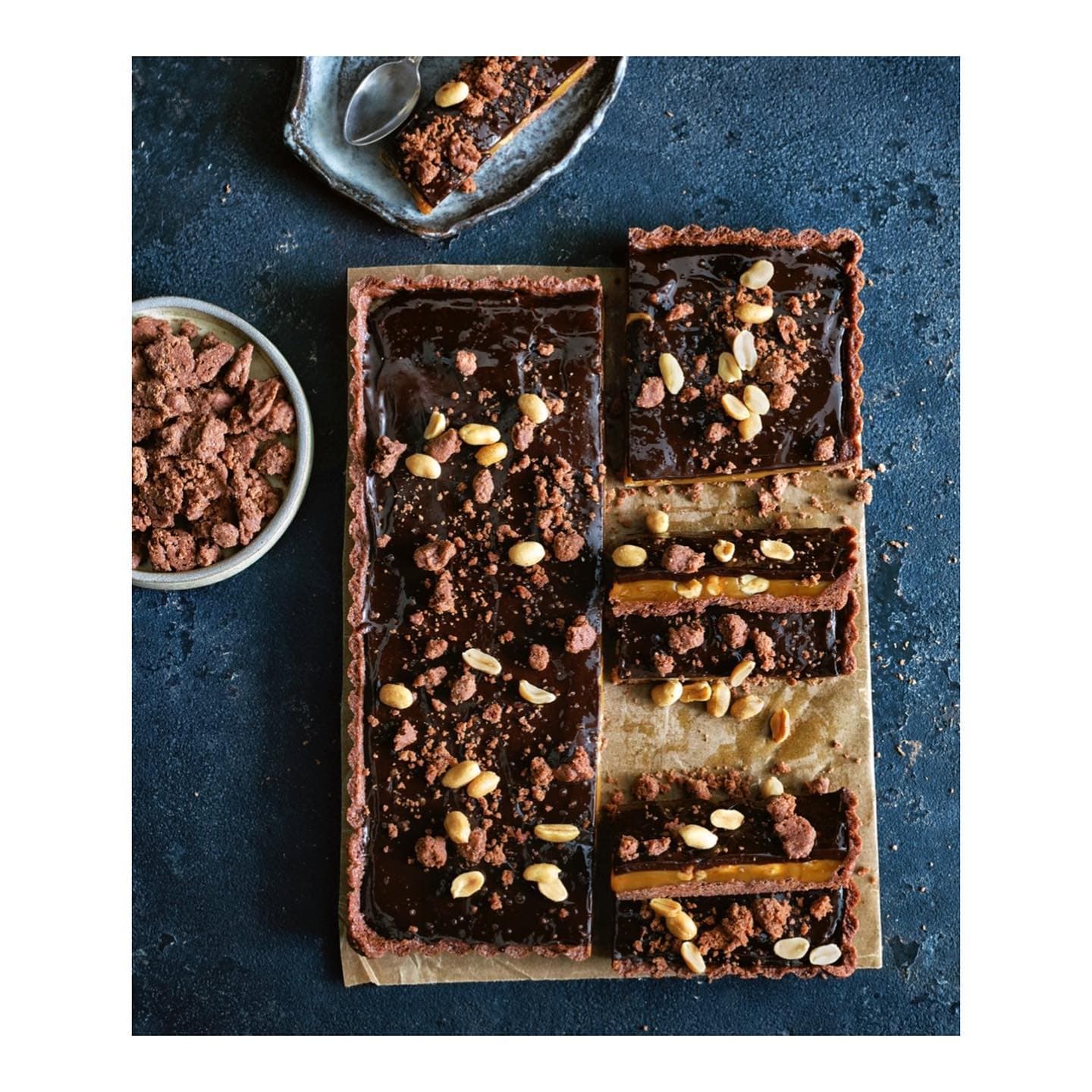 Chokladtarte med jordnötskola och chokladtryffel