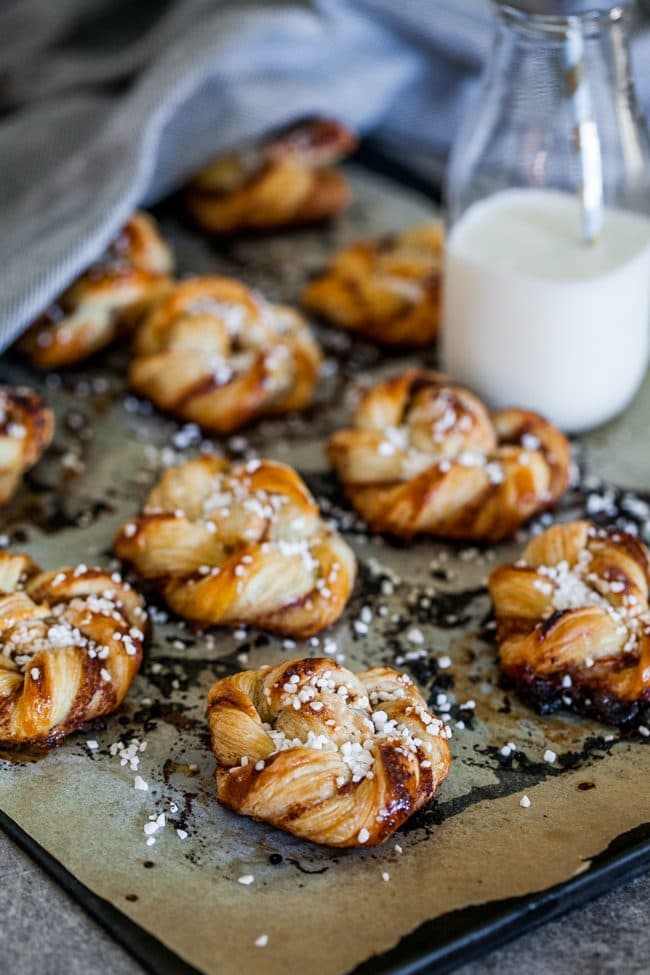 Snabba kanelbullar av smördeg