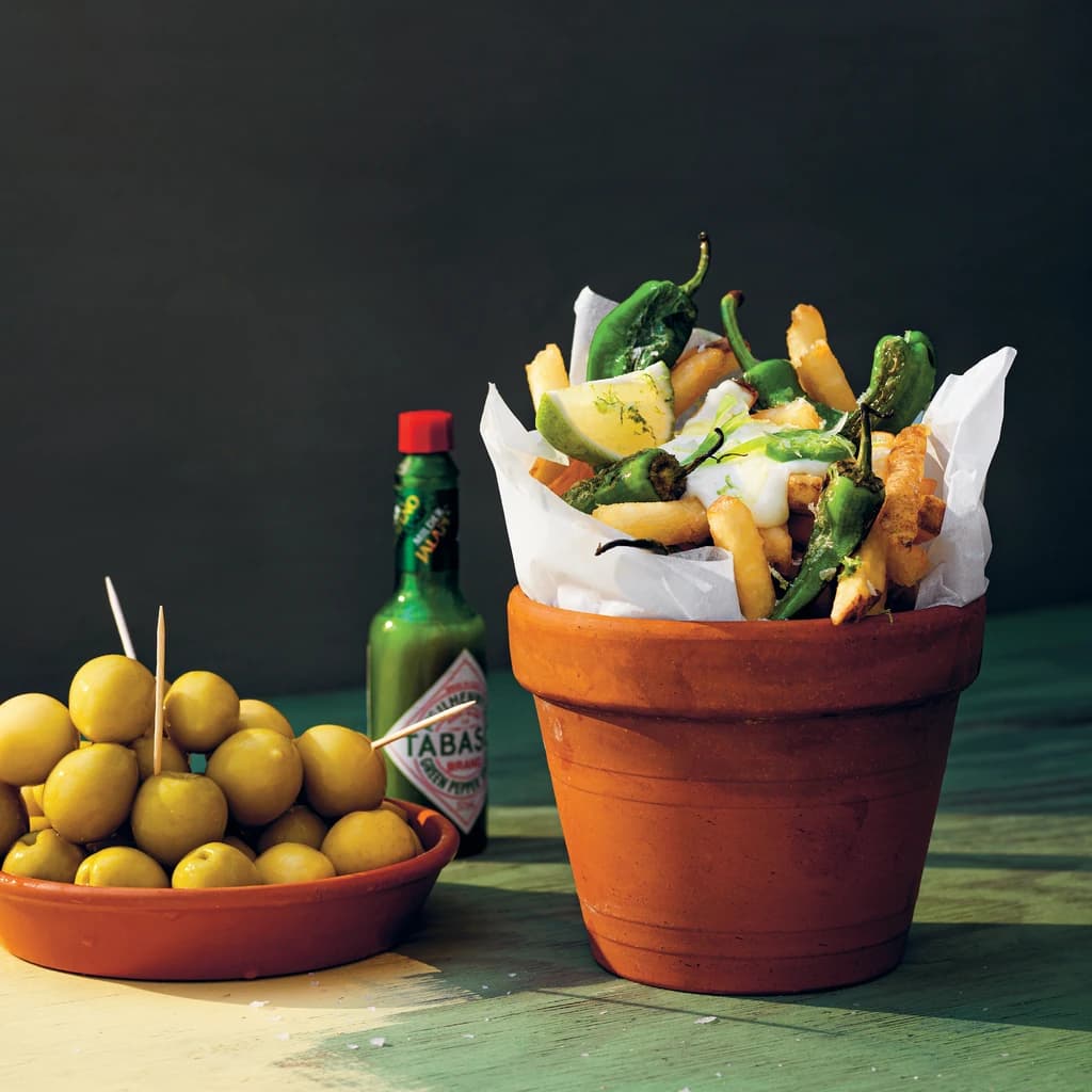 Pommes frites med pimientos de padron och grön majonnäs