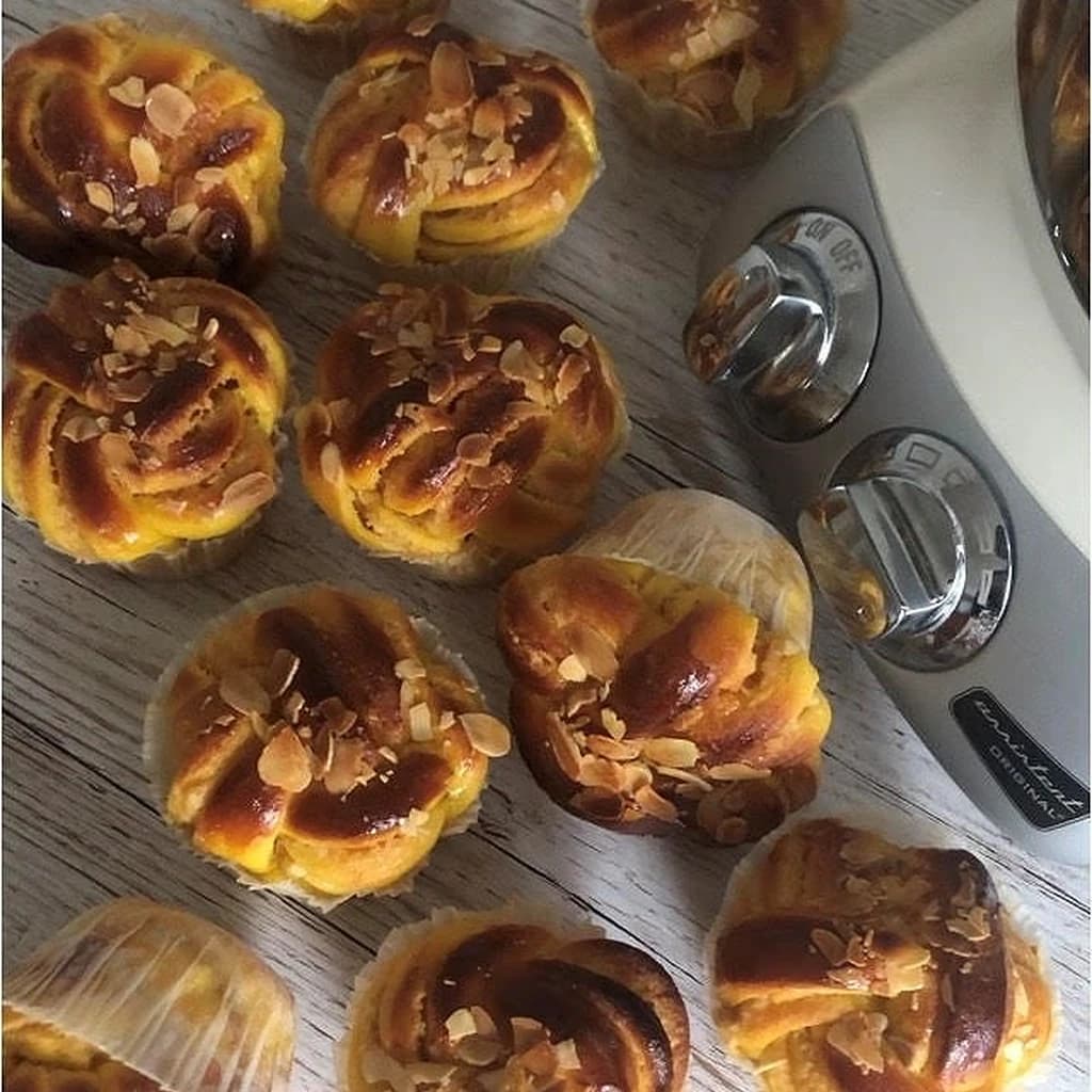 Saffransbullar med mandelmassa i muffinsform