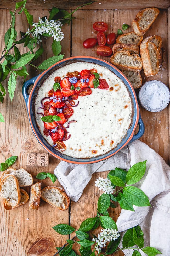 Varm ostdipp med mozzarella och ugnsrostade tomater