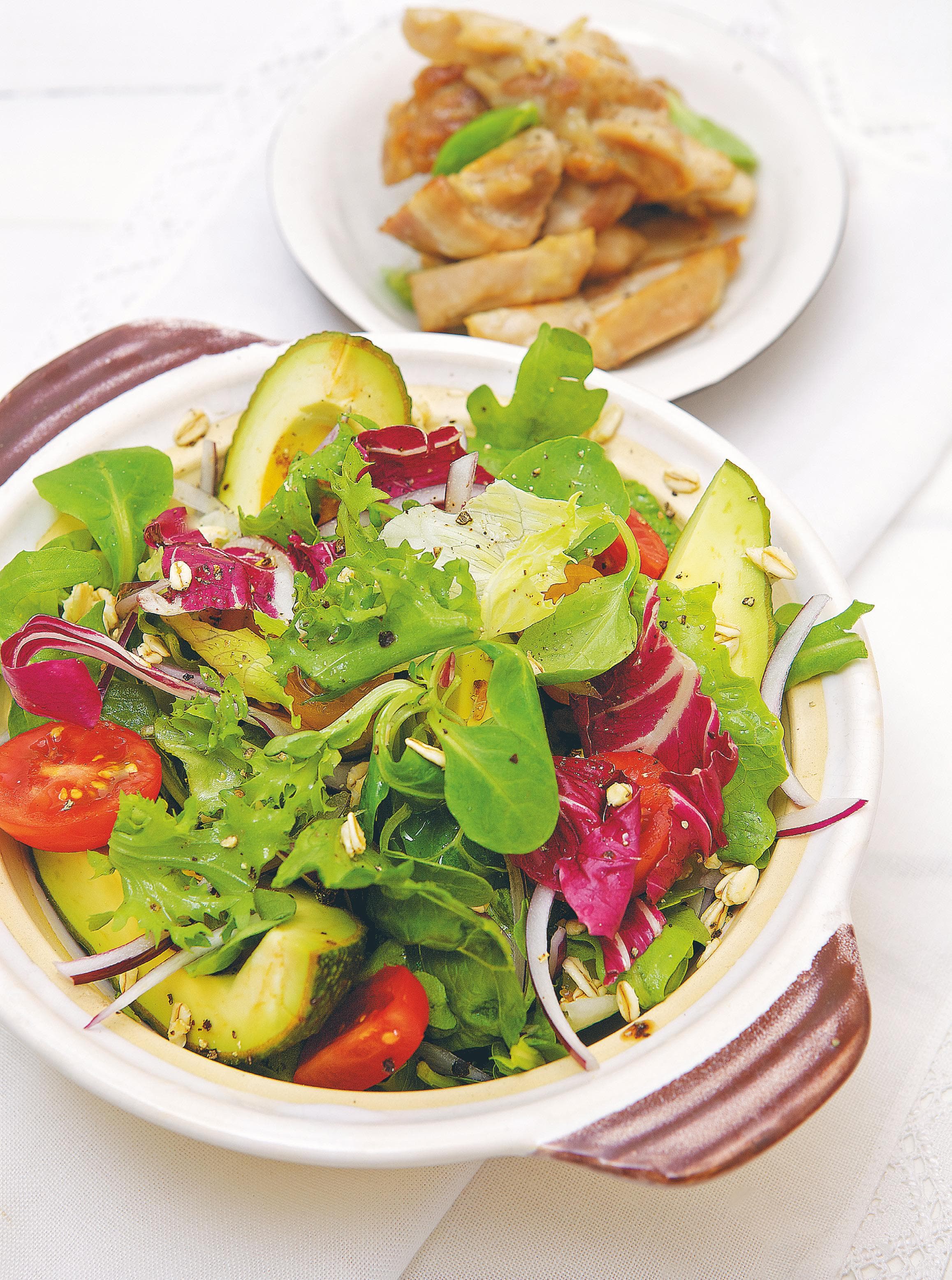 Sallad med kyckling, mathavre och avokado