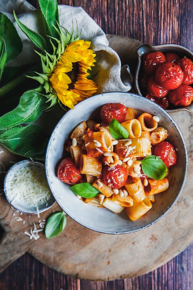Kycklingpasta med rostade tomater och syrad grädde