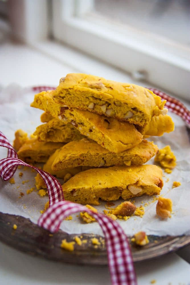 Saffransbiscotti med vit choklad och mandel