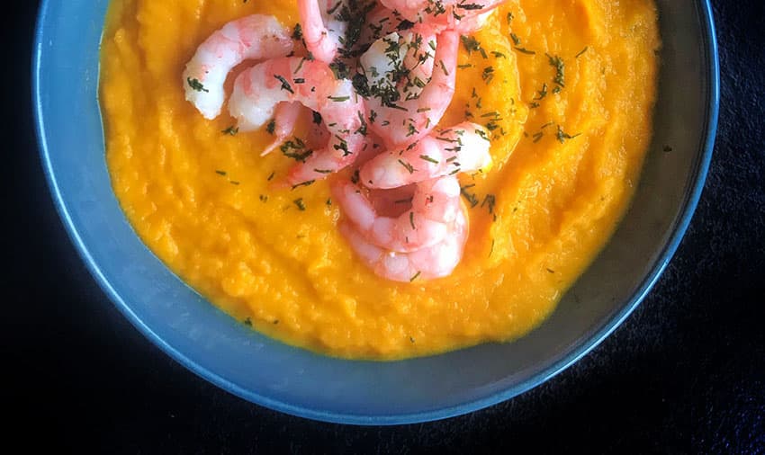 Morotssoppa med ingefära och räkor