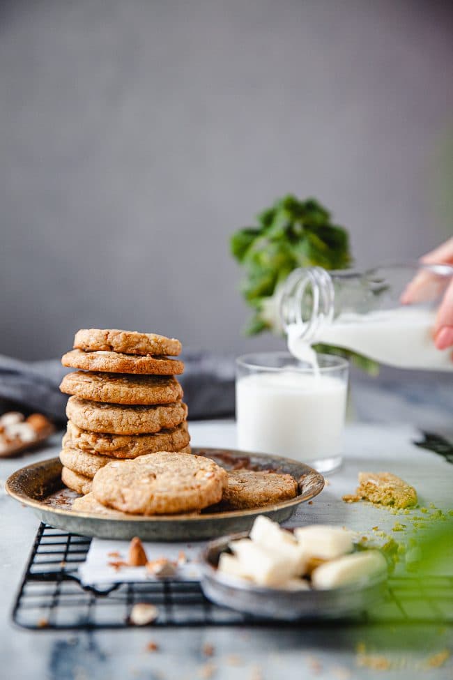 Cookies med vit choklad och mandel