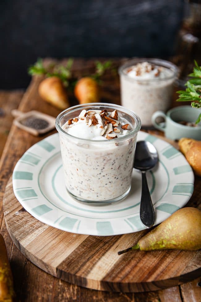 Krämiga overnight oats med päron och mandel