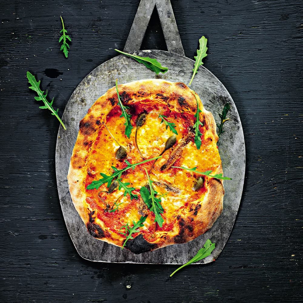 Pizza napoletana med sardeller och kapris