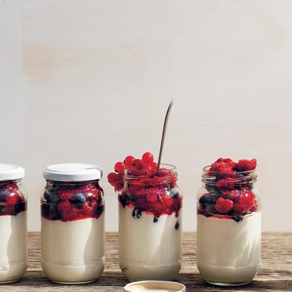 Yoghurt i burk med färska bär