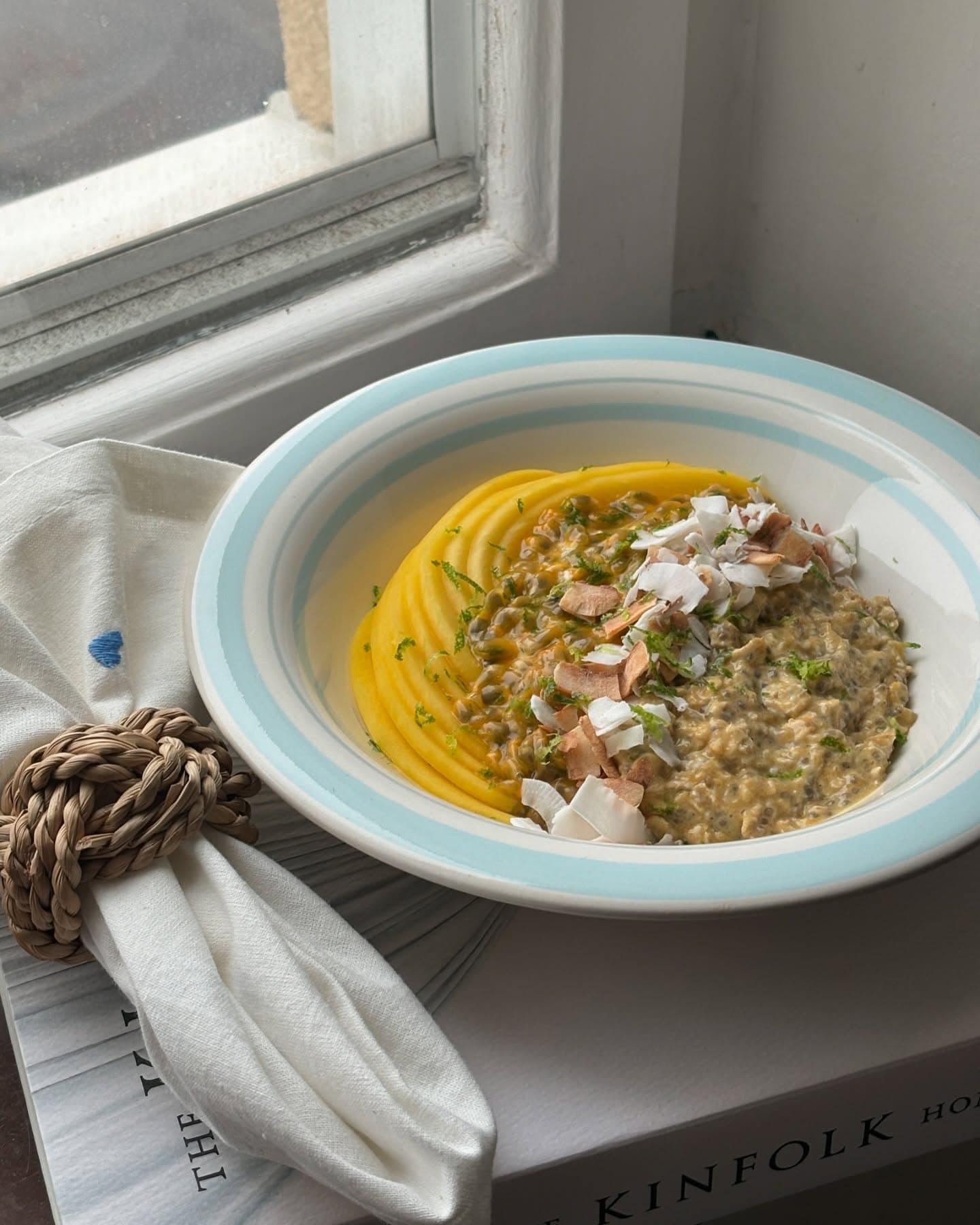 Overnight Oats med mango, kokos & lime