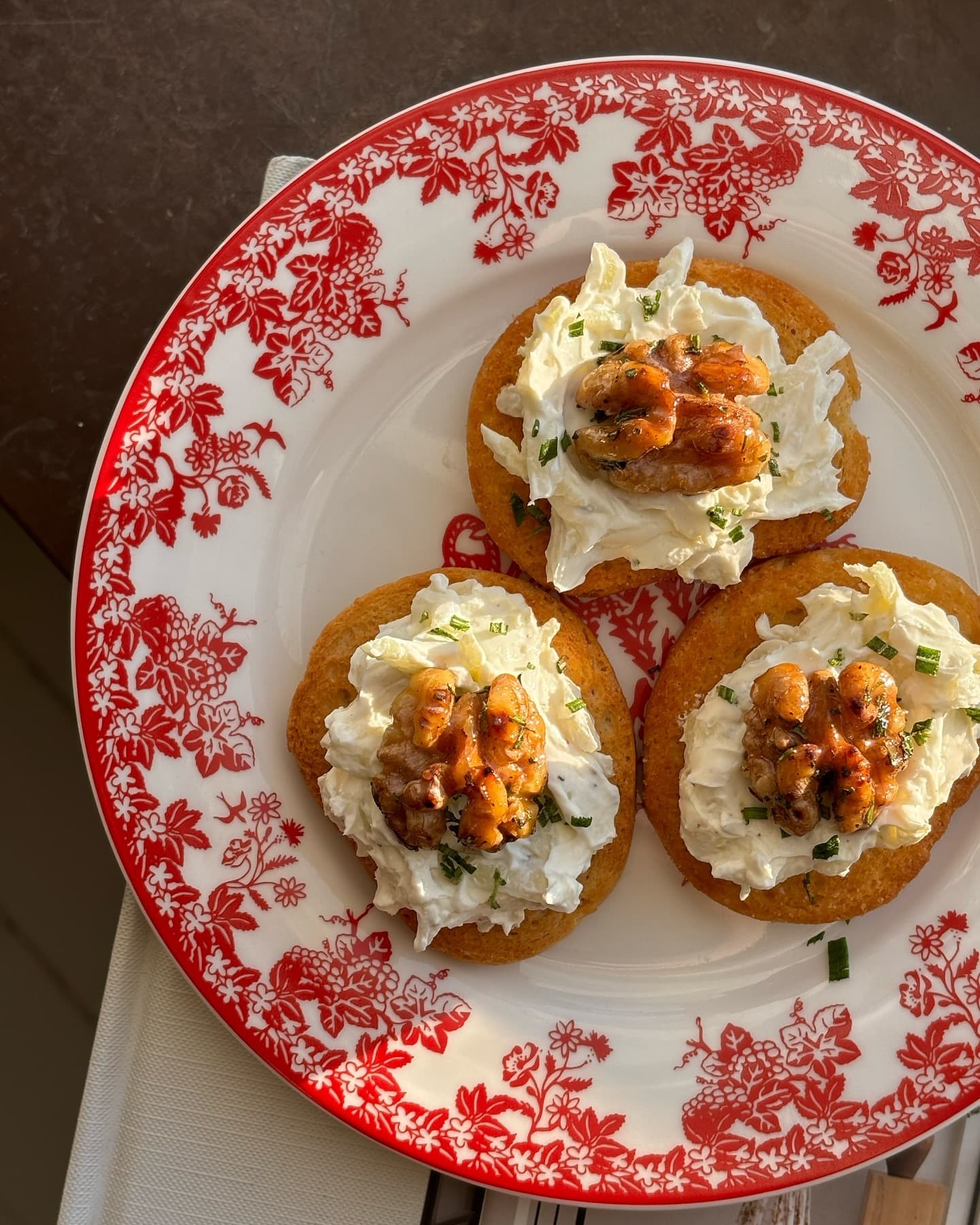 Crostini med päron, färskost och honungsrostade valnötter