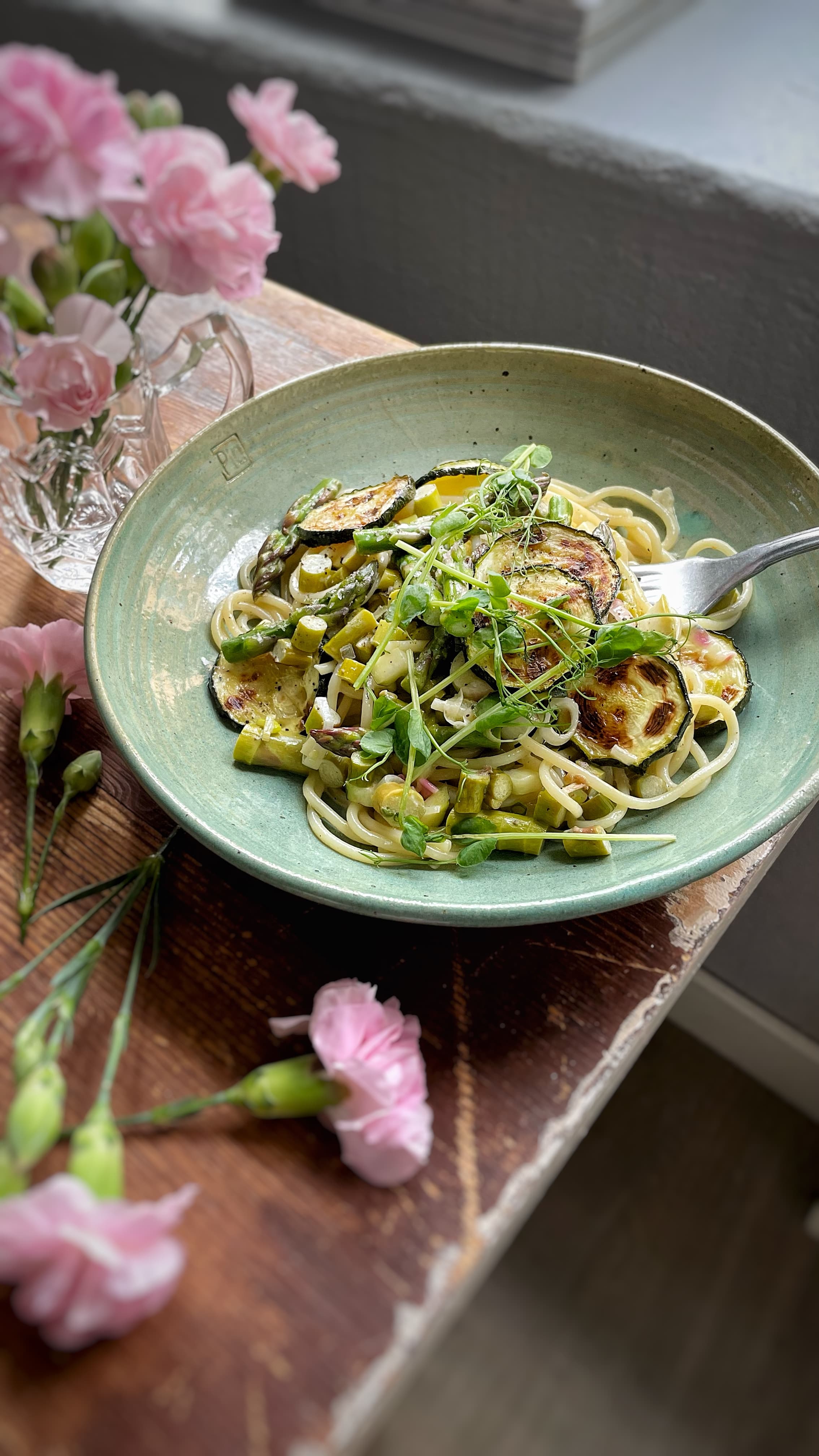 Vårpasta med sparris och zucchini