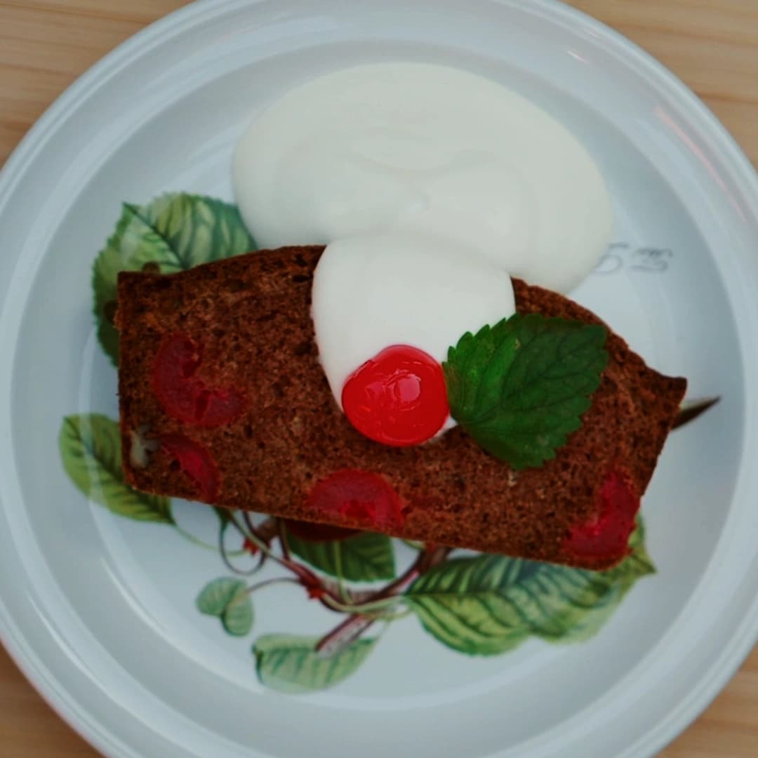 Mjuk pepparkaka med pekannötter och körsbär