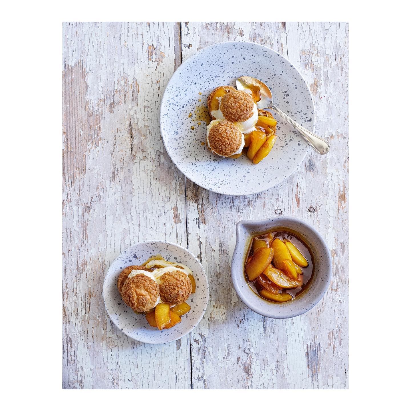 Choux au craquelin med karamelliserade äpplen och kanel/kardemummaglass