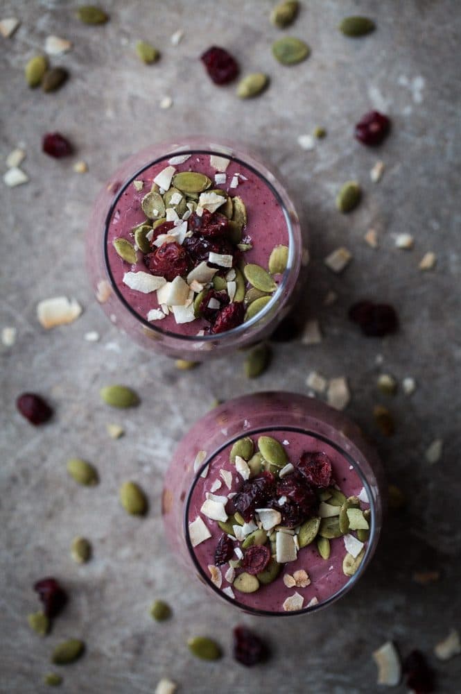 Frukostsmoothie med avokado och bär