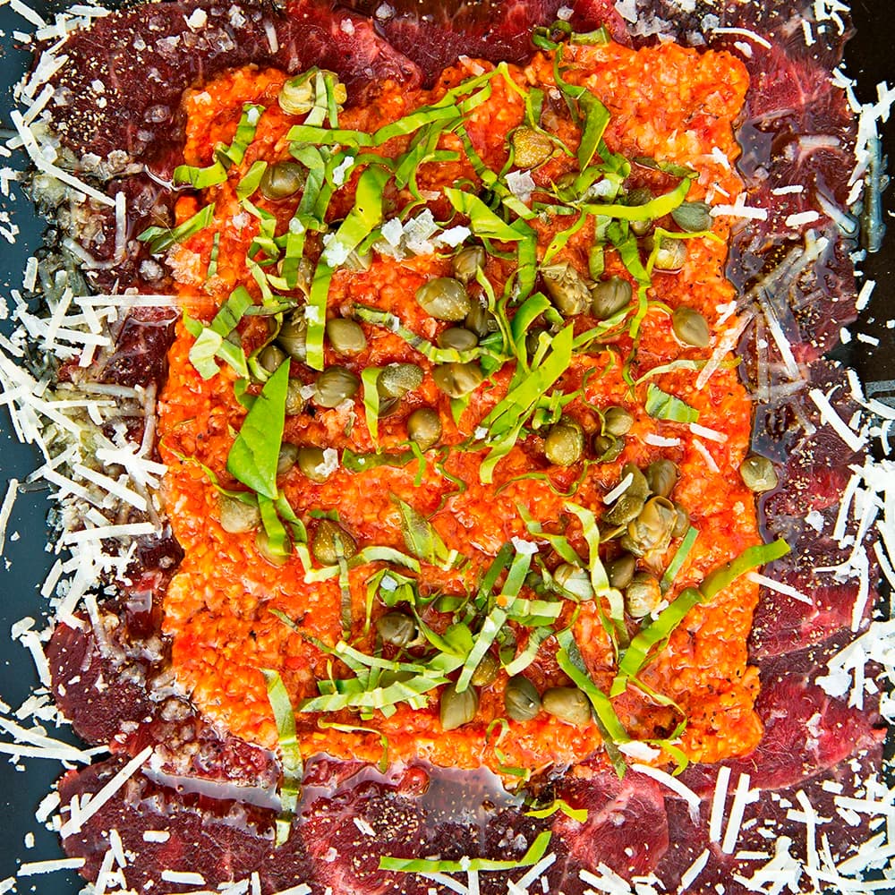 Carpaccio på ryggbiff med pesto på grillade grönsaker
