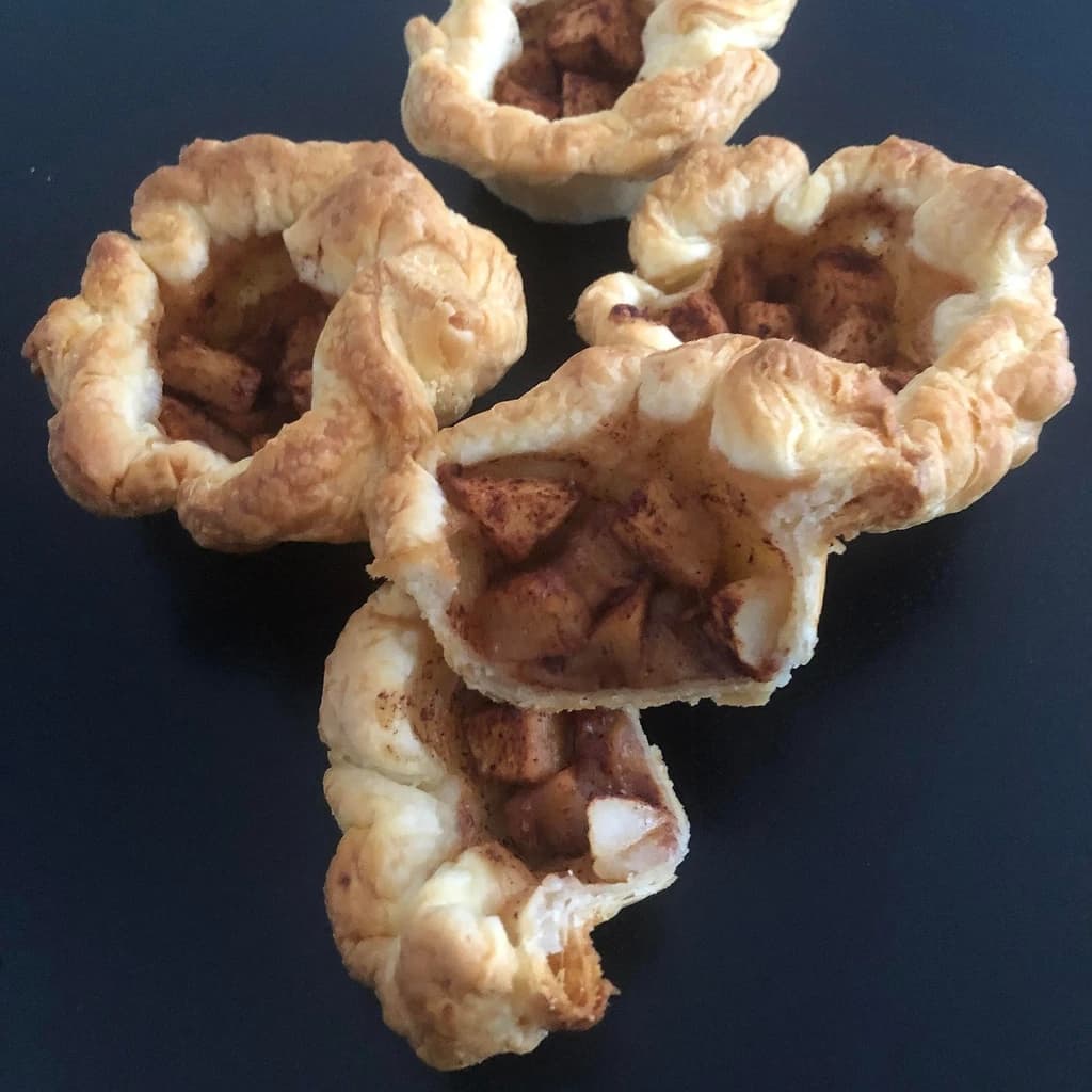 Smördegskorgar med kaneläpple och mandelmassa