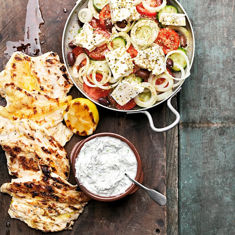 Grekisk sallad och tsatsiki med yoghurt- och citrusmarinerad filé