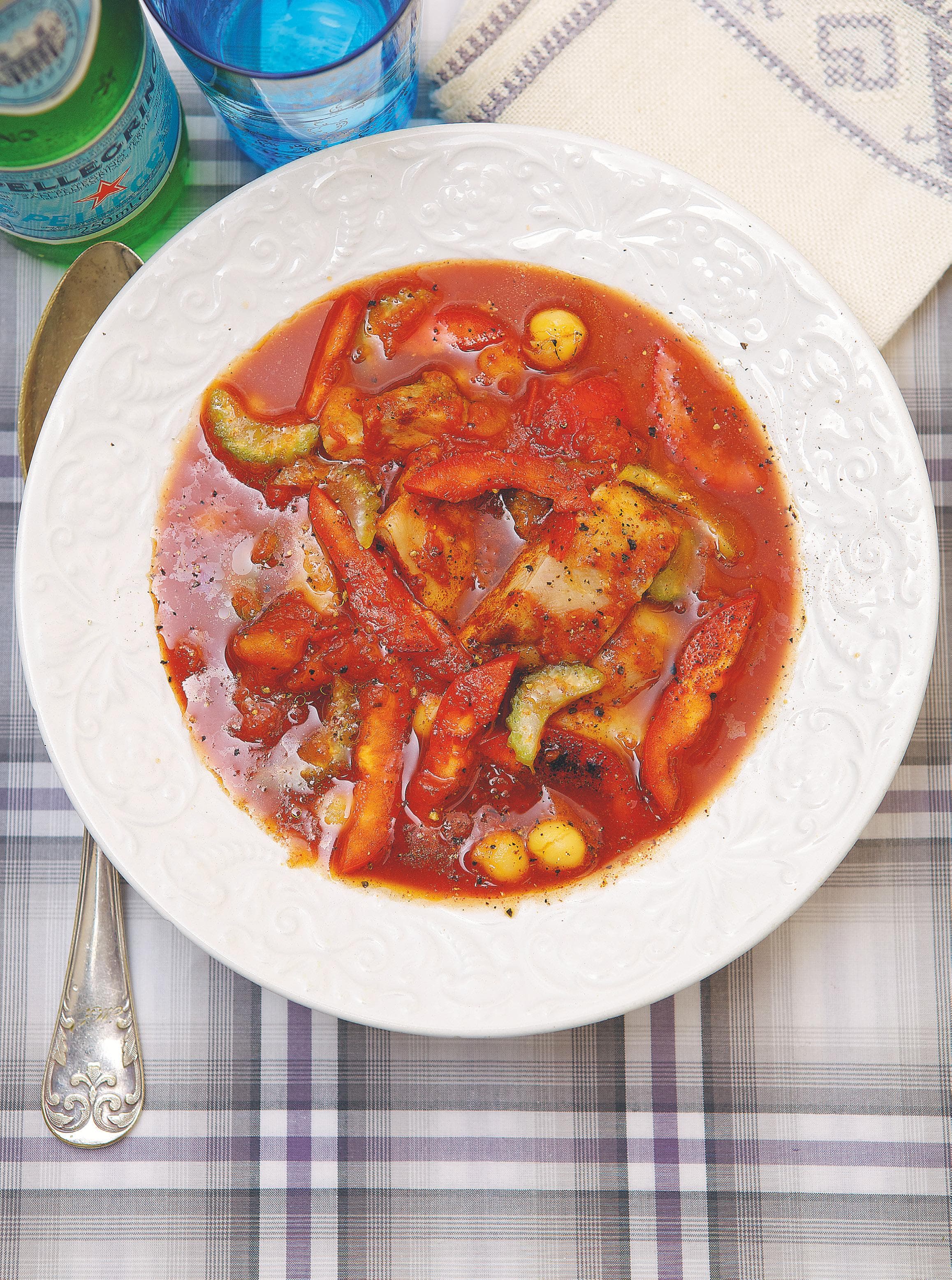 Kycklingsoppa med kikärter och yoghurt