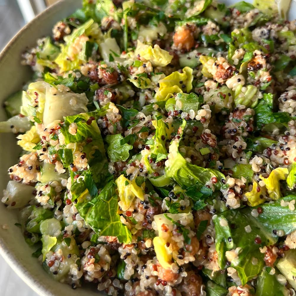 Quinoa och Kikärtssallad Med Sesam-Sojadressing