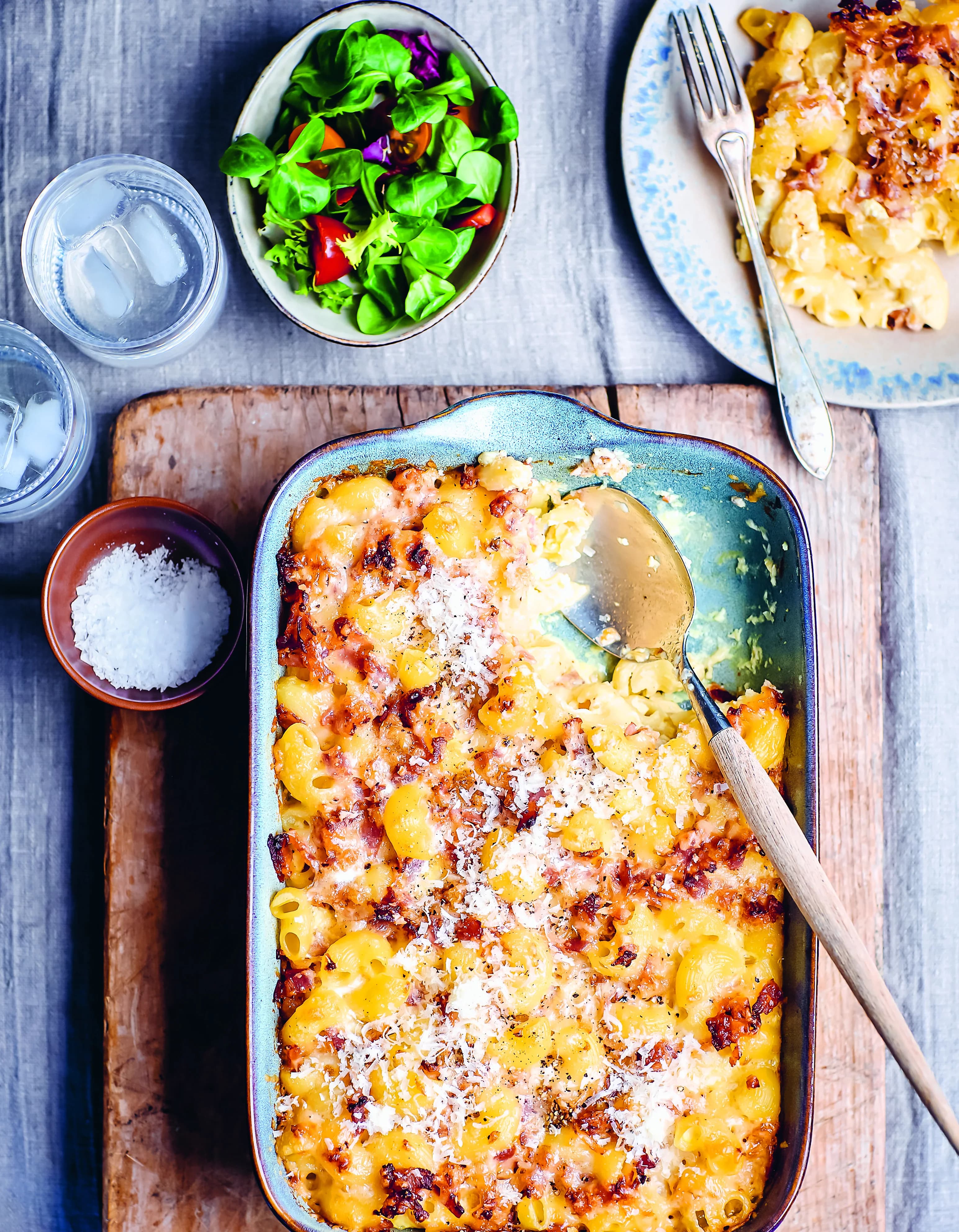 Makaronilåda med bacon och parmesan