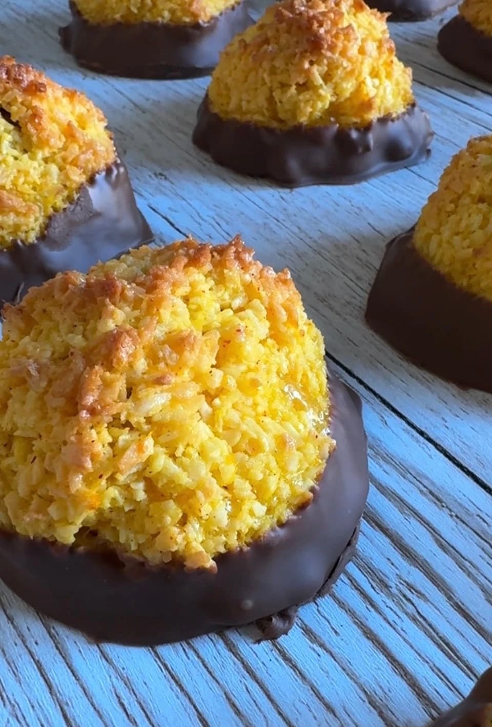 Saffranskokostoppar med mjölkchokladgömma