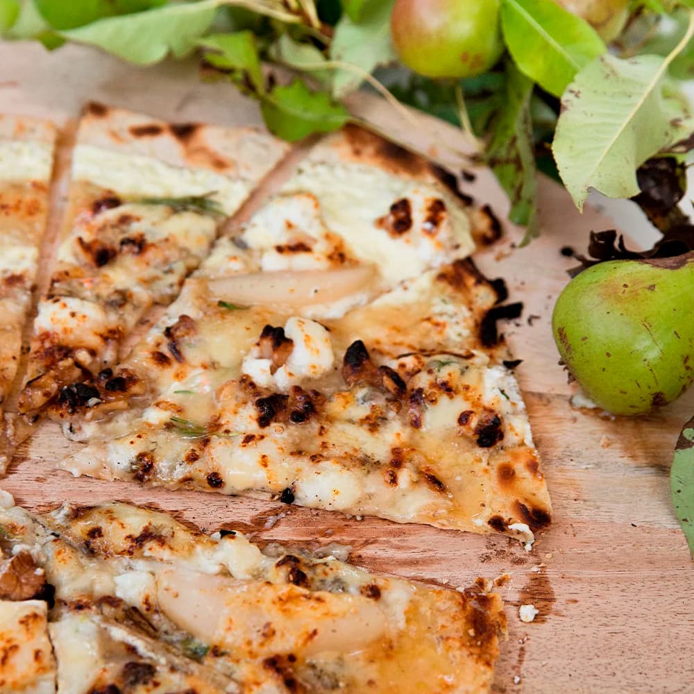 Pizza Bianco med Gorgonzola, Päron och Valnötter
