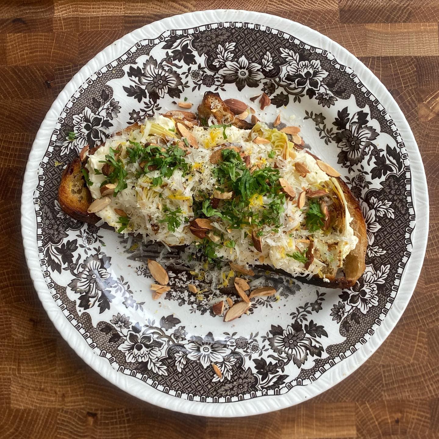 Surdegsmacka med lökkräm, gruyère och sotad kronärtskocka