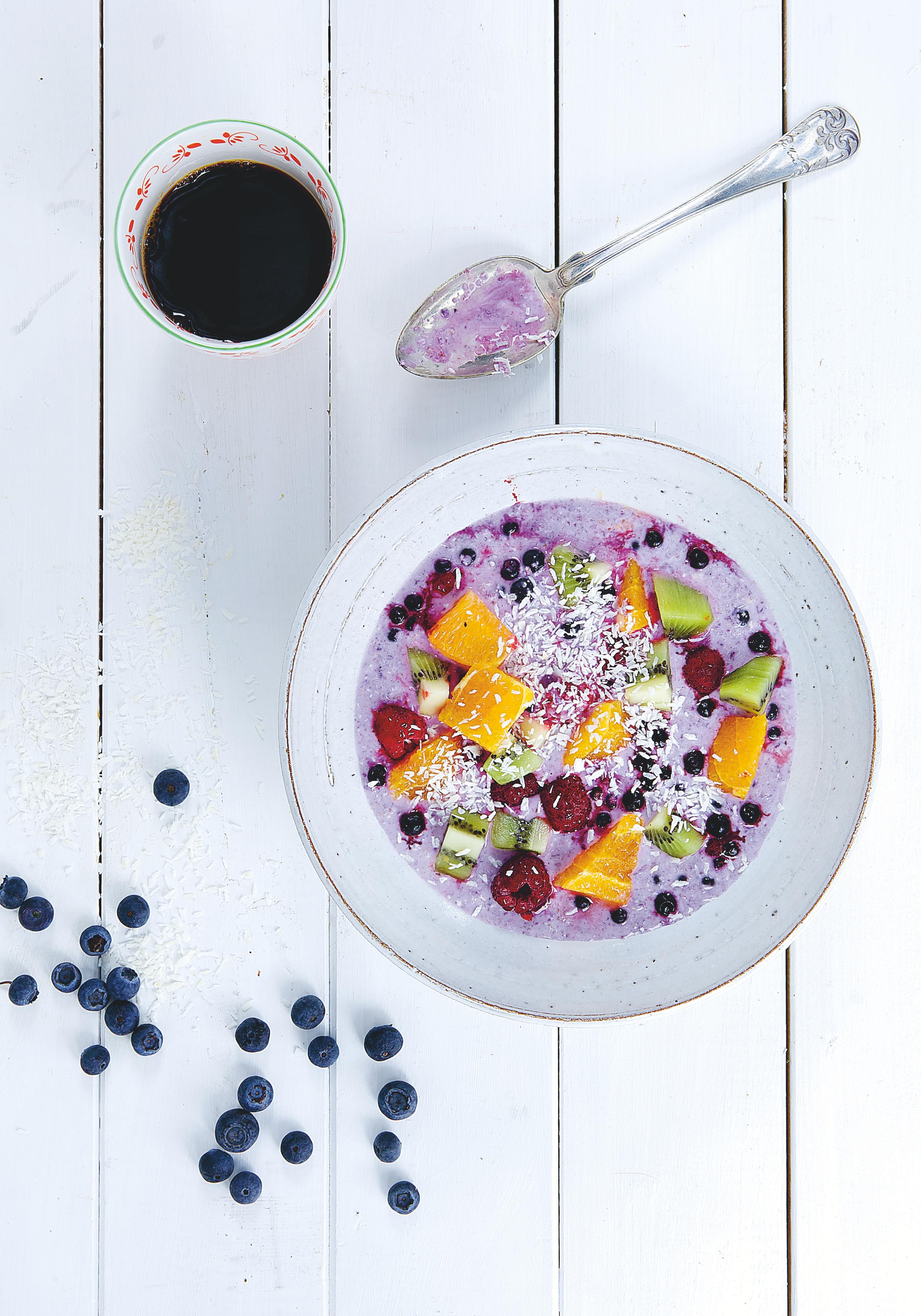 Havre- och blåbärsgröt med fruktsallad och kokos