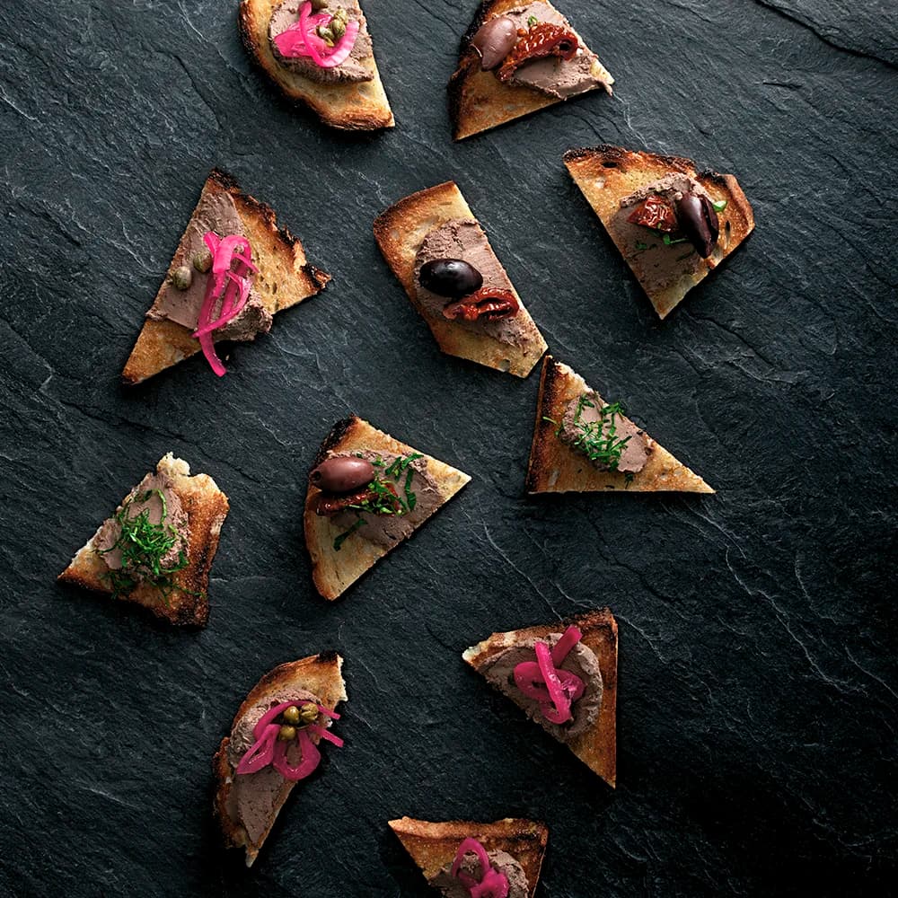 Kycklinglevermousse på crostini