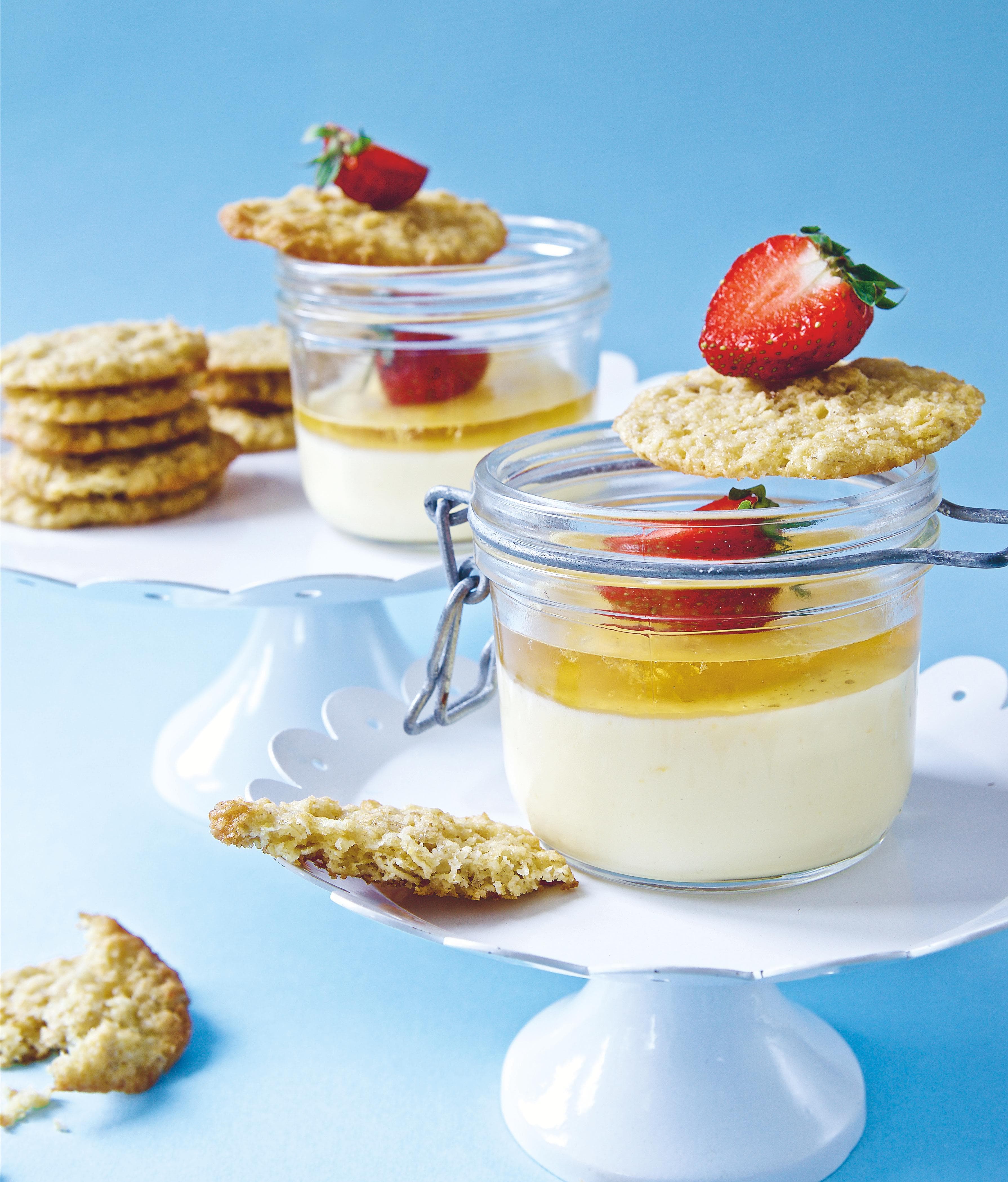 Somrig dessert med fläder och jordgubbar