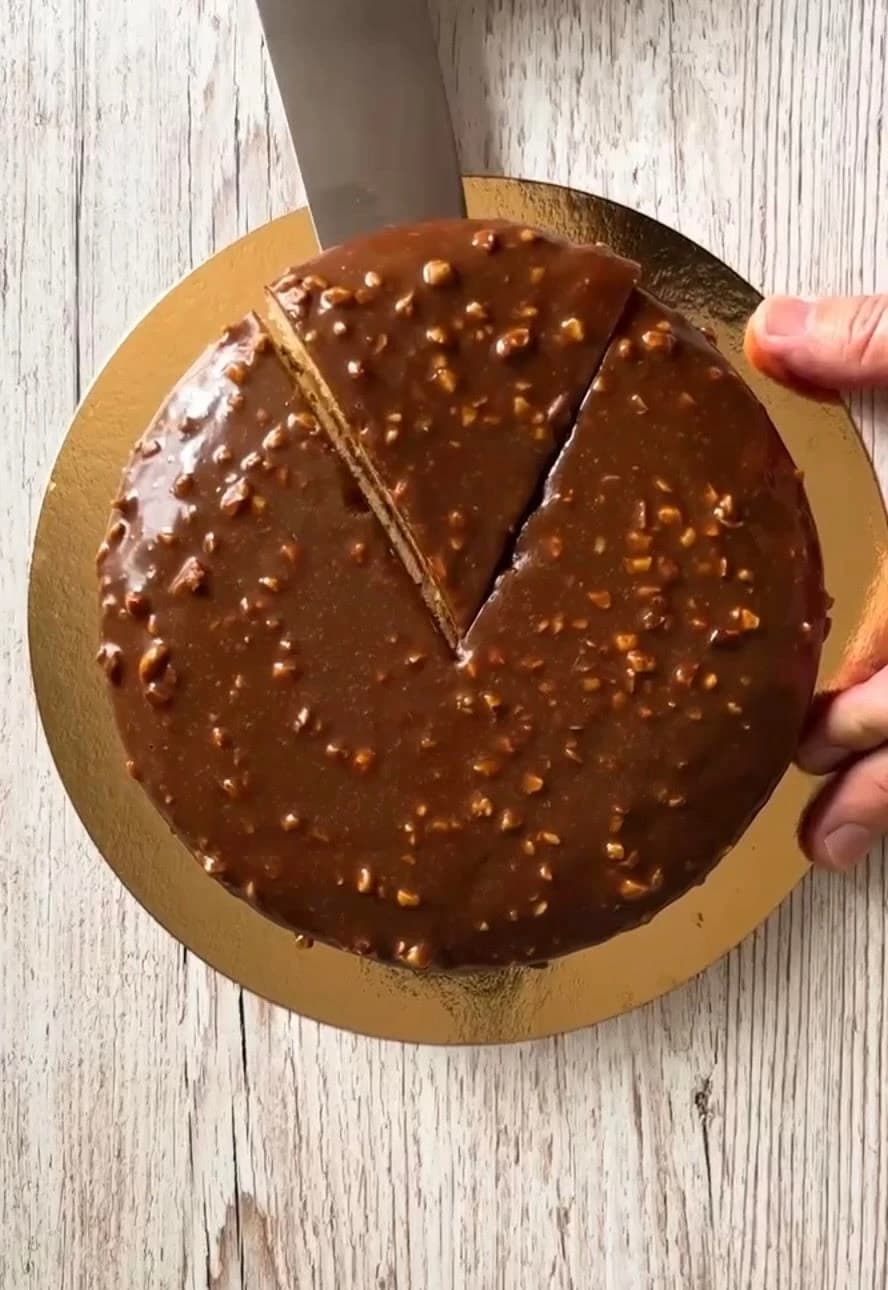 Mazarinkaka med ett täcke av schweizernöt